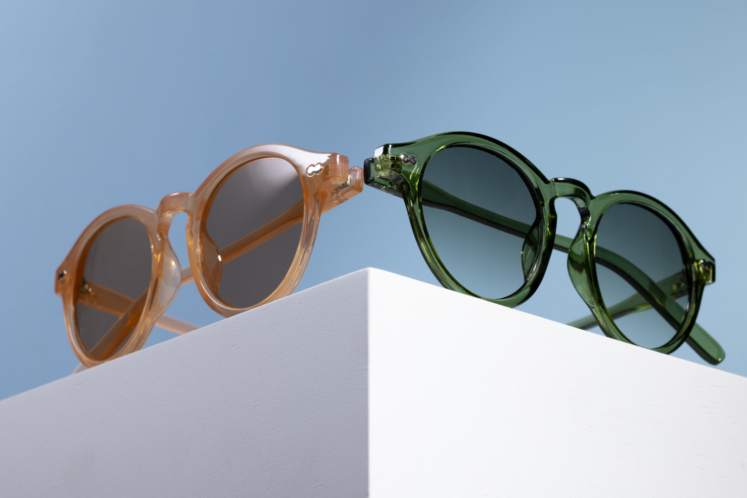 glasses-with-slightly-rounded-frame (4)